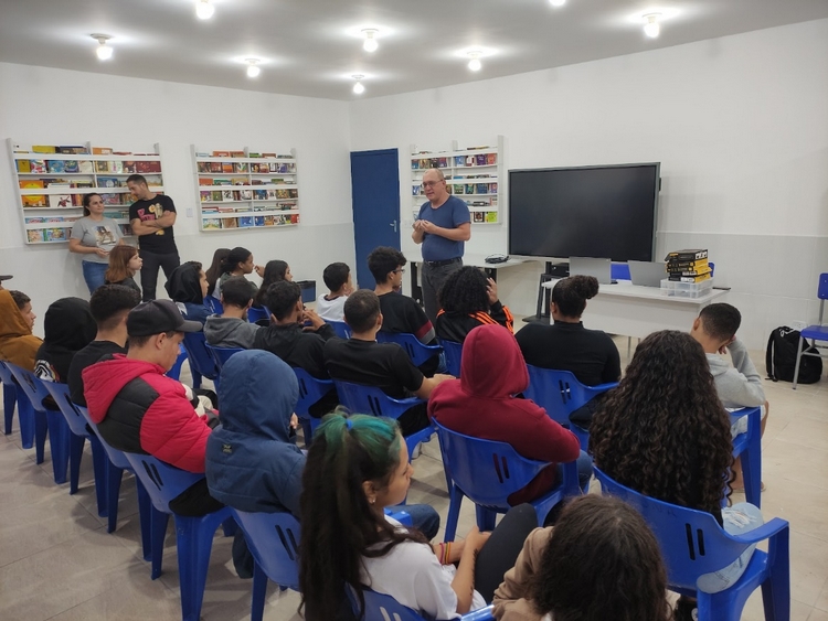 Professor Nelson conversando com alunos de uma das turmas que participou do evento