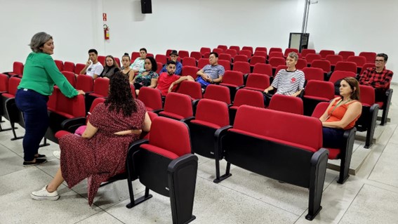 Imagem 3 – Público presente atento às explicações da professora Palloma