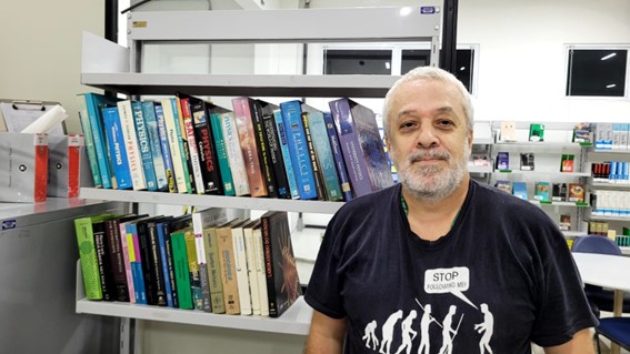 Imagem 3 – Professor Ricardo Plaza junto aos livros doados