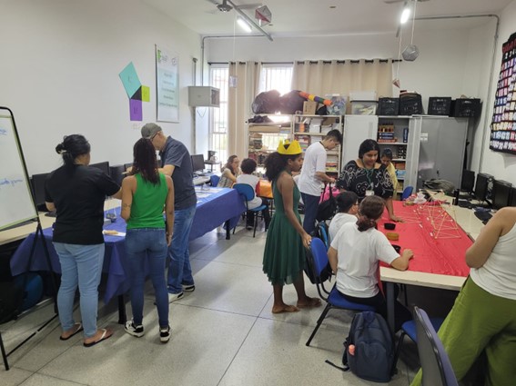 Imagem 1 – Alunos em atividades no Laboratório de Matemática com o professor Marcelo Moreno