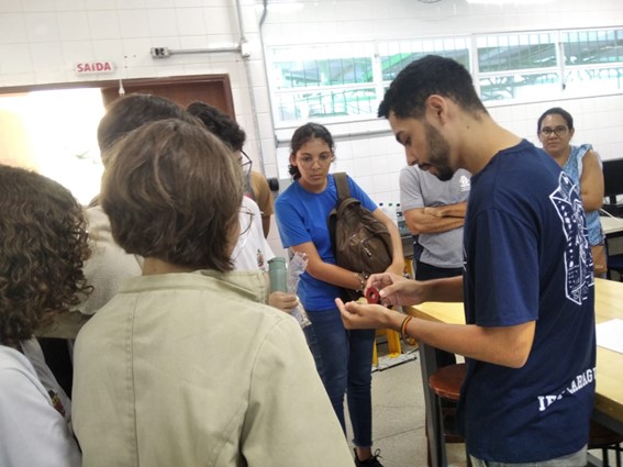 Imagem 17 – Licenciando em física José Walter explica acerca da física envolvida em um experimento