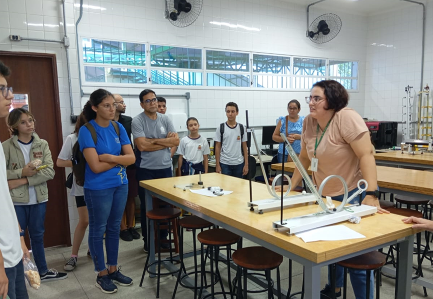 Imagem 2 – Alunos em atividades no Laboratório de Física com a professora Larissa'