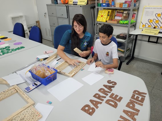 Imagem 8 – Licencianda em matemática Bianca organizando atividade educacional