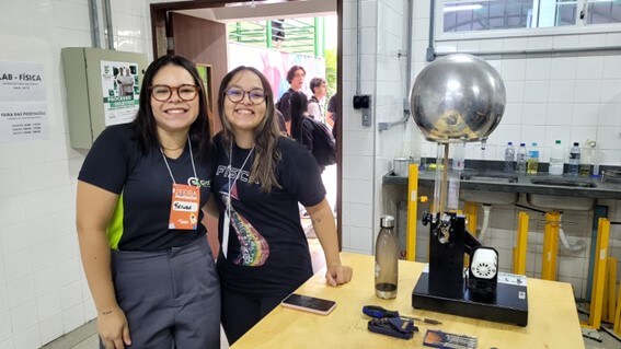 Imagem 13 – Professora Brenda e Kamily