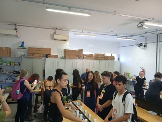    Imagem 16 – Laboratório de Física com visitantes