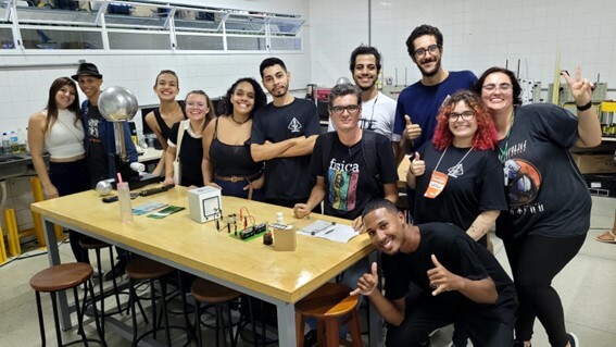 Imagem 1 – Estudantes da Licenciatura em Física e professores de Física