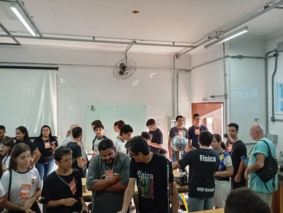 Imagem 2 – Visitantes no laboratório de Física