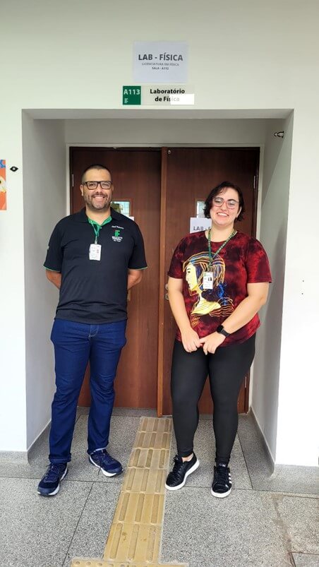 Imagem 3 – Professores José Roberto e Larissa na entrada do Laboratório de Física