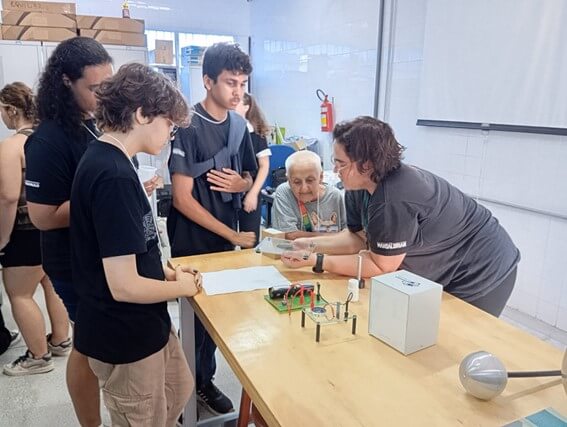 Imagem 9 – Professora Larissa explicando experimento de Física