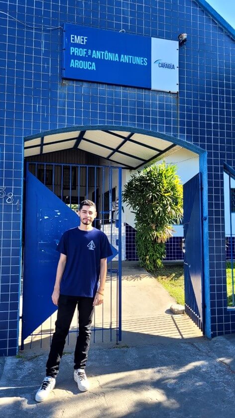 Imagem 1 – José Walter em frente à entrada da Escola Arouca