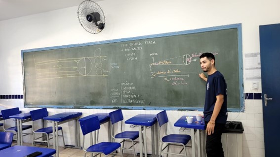 Imagem 4 – José Walter explicando sobre a Lua