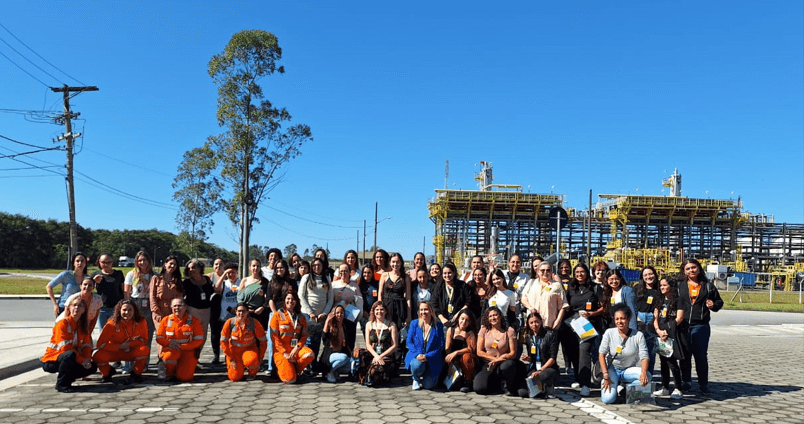 Figura 11 - Foto com as profissionais da UTGCA, as alunas e docentes.