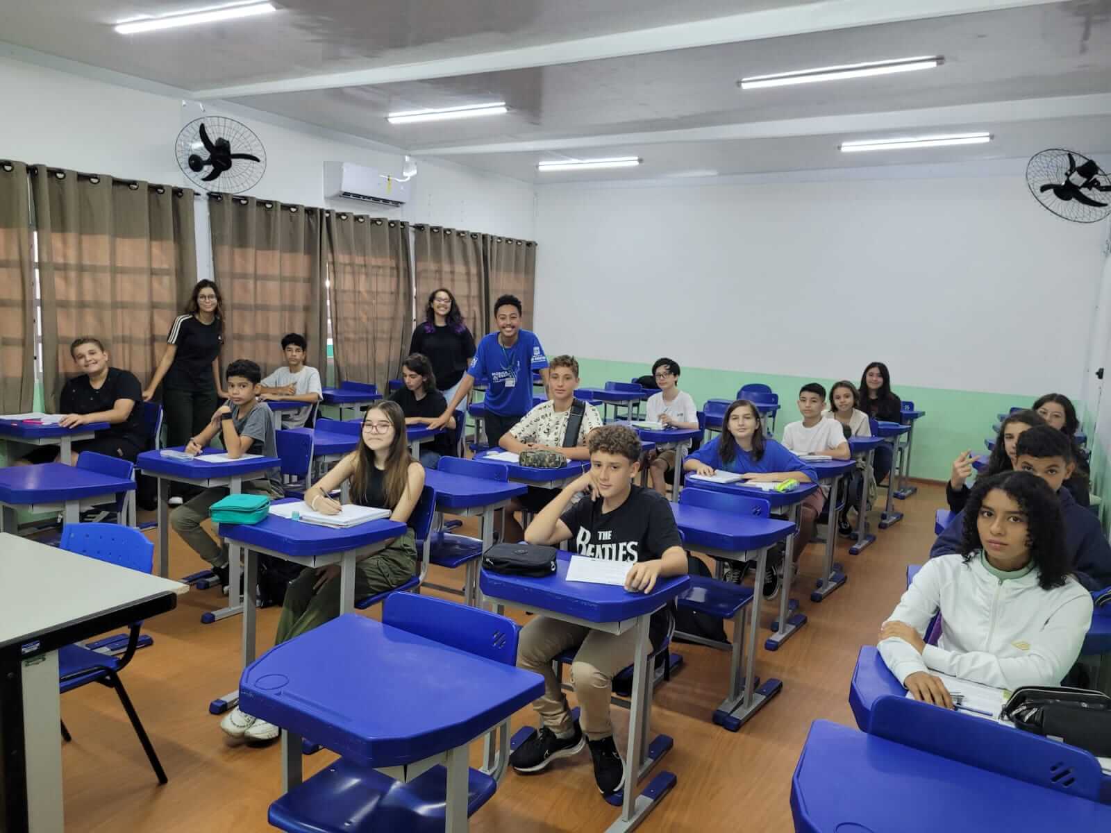 Figura 3 - Alunos com os Professores Verônica, Alisson e Beatriz