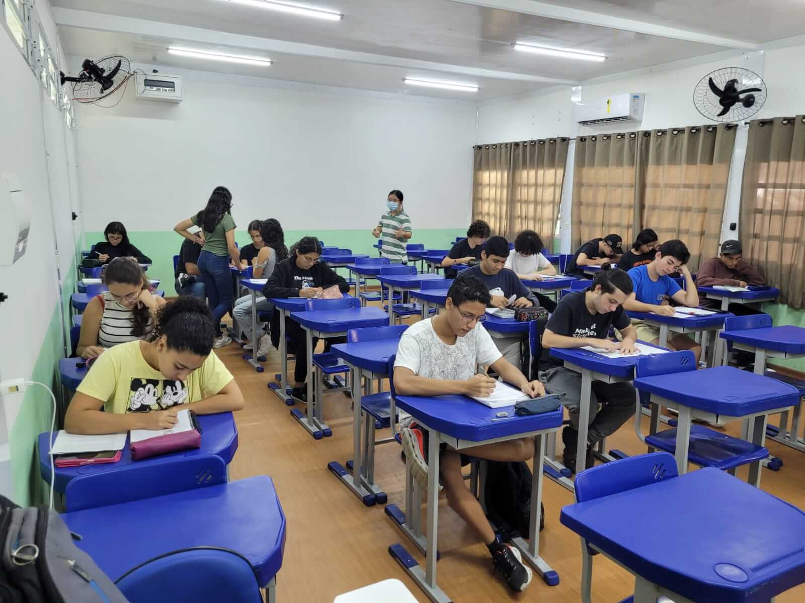 Figura 2 - Alunos com os Professores Larissa e Renato