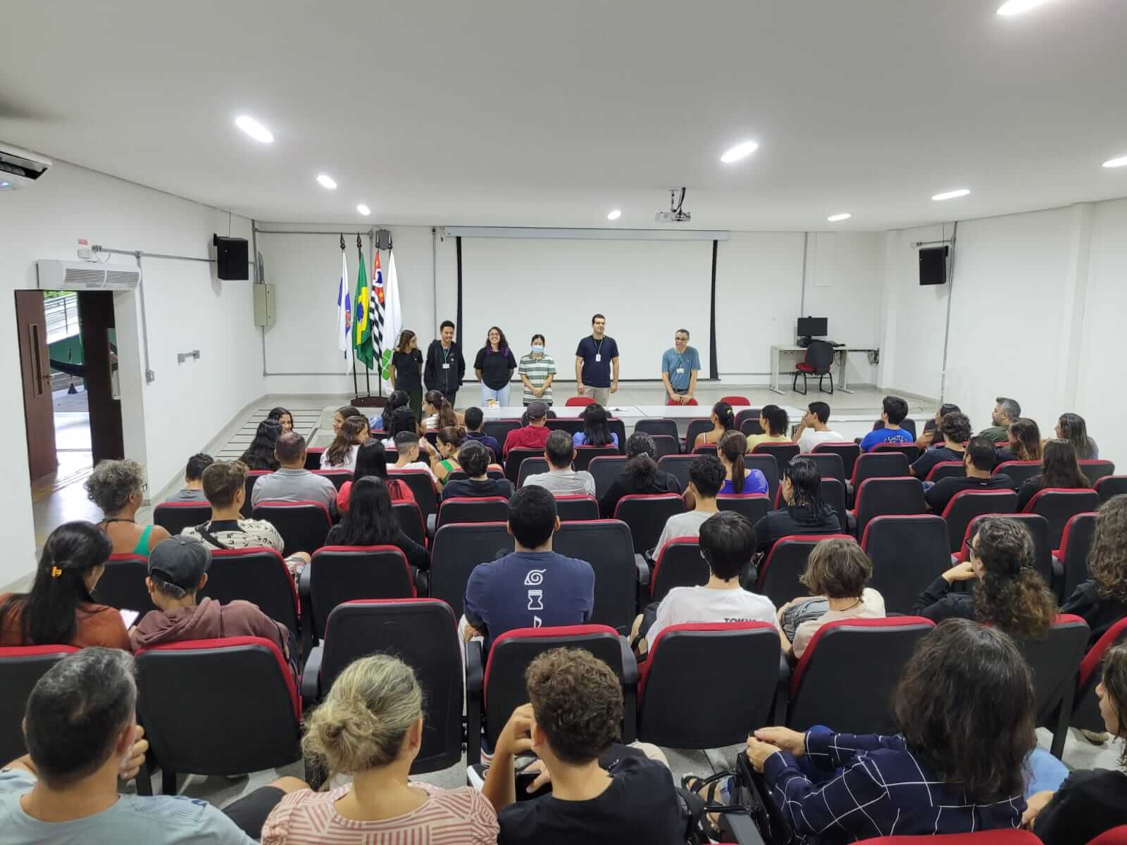 Figura 1 - Alunos e pais reunidos no Auditório do Campus para dar início ao curso