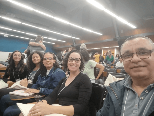 foto 1 - Alunas e professores durante evento