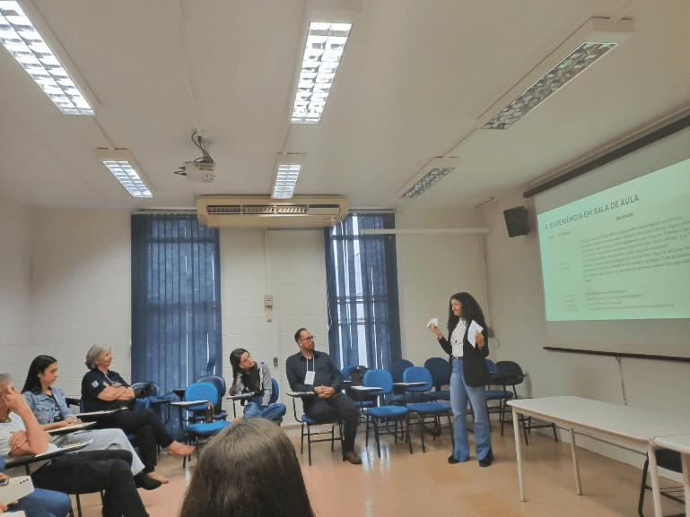 Foto 3 - Apresentação da aluna Vitória