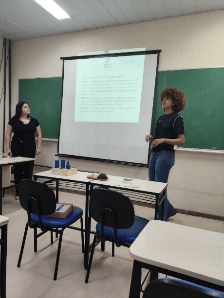 Foto 3 - Gabriela e Mikaely apresentando trabalho