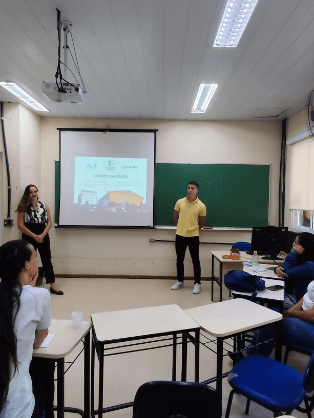 Foto 5 - Taciane e Jonas apresentando trabalho