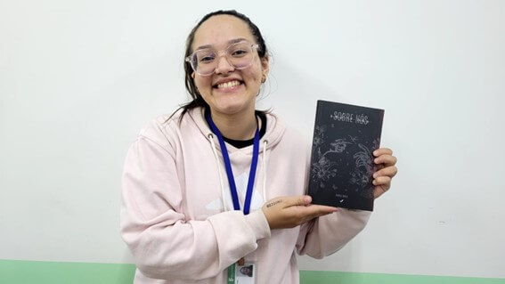 Imagem 1 – Kamily Xavier com seu livro “Sobre Nós”