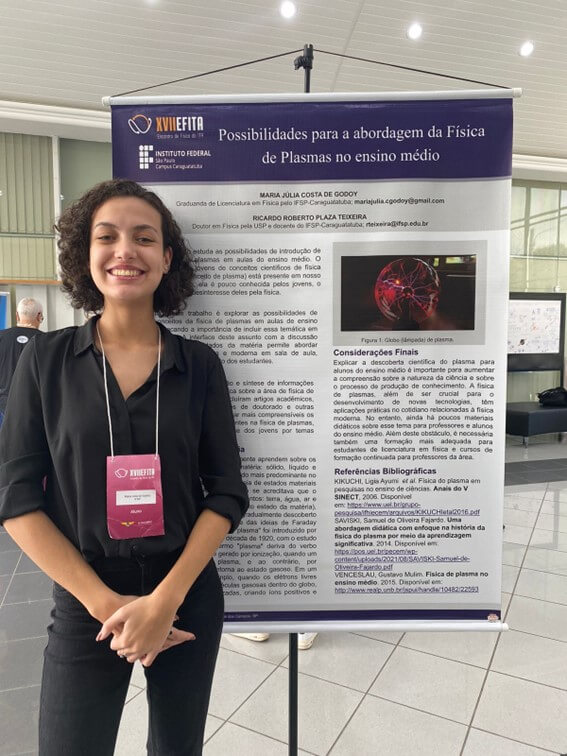 Imagem 18 – Maria Júlia Costa de Godoy junto ao seu pôster