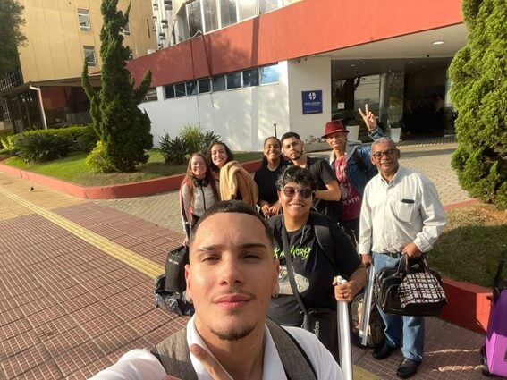Imagem 2 – Alunos do IFSP-Caraguatatuba em frente ao hotel em que ficaram hospedados