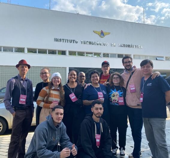 Imagem 9 – Alunos do IFSP-Caraguatatuba com o professor Rodrigo Bicudo