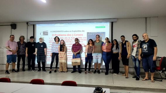 Imagem 1 – Alunos orientados pelo professor Ricardo Plaza antes do início do cinedebate