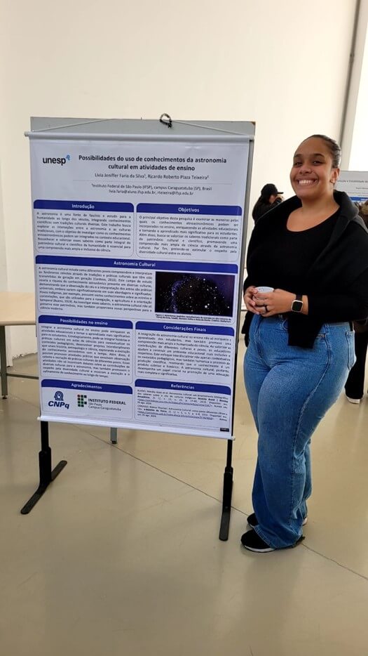 Imagem 10 – Livia Jeniffer Faria da Silva junto ao seu pôster