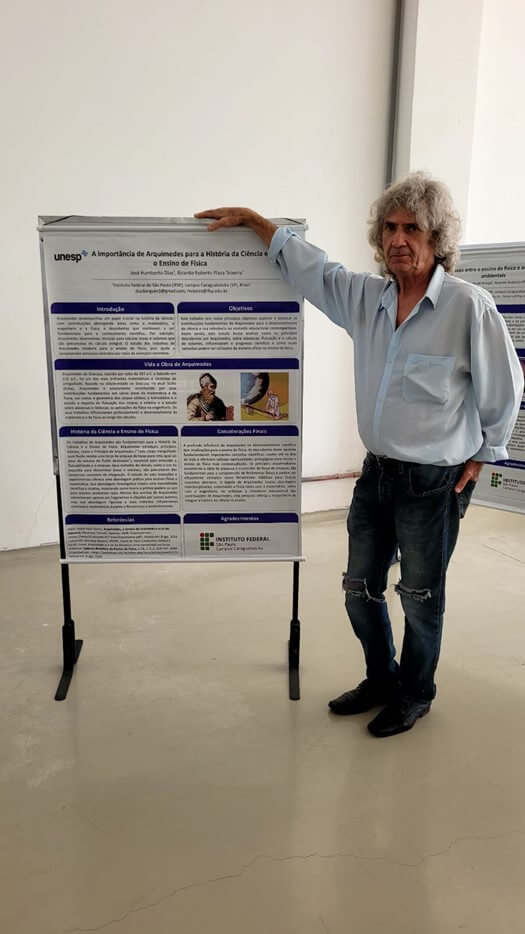 Imagem 11 – José Humberto Dias junto ao seu pôster