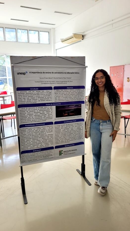 Imagem 14 – Yasmin Prado Maciel junto ao seu pôster