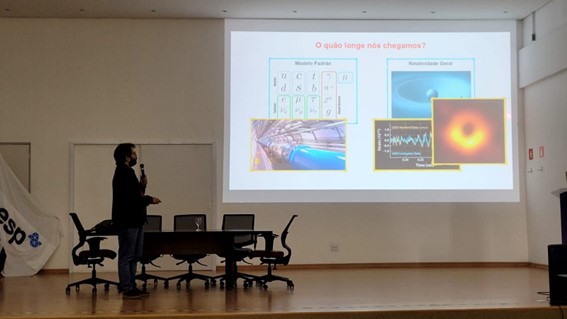 Imagem 19 – Palestra sobre gravitação quântica