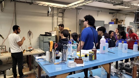 Imagem 31 – Visita ao laboratório de plasma com explicação do pós-graduando Bruno