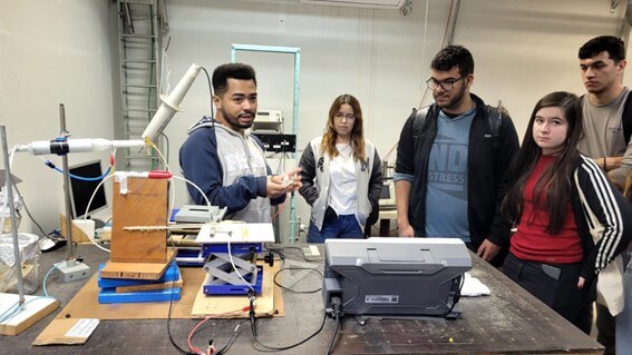 Imagem 32 – Visita ao laboratório de plasma com explicação do pós-graduando Ananias