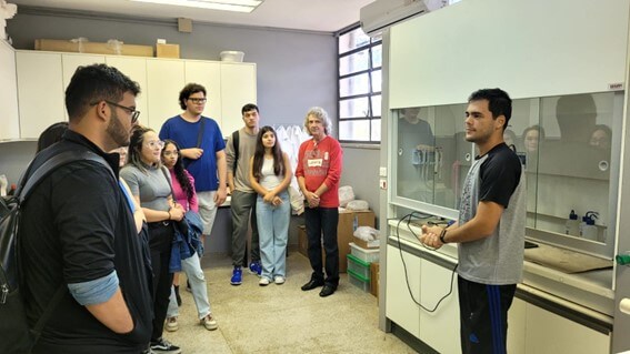 Imagem 33 – Visita monitorada ao laboratório em que atua o pós-graduando Odeilson