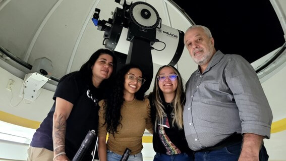 Imagem 7 – Michele, Yasmin, Kamily e Ricardo em frente ao telescópio do Observatório da UNESP de Guaratinguetá