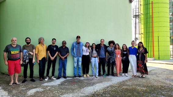 Imagem 1 – Professor Ricardo com alunos que ajudaram a organizar o cinedebate
