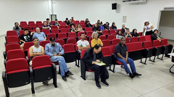 Imagem 2 – Uma parcela do público presente neste cinedebate
