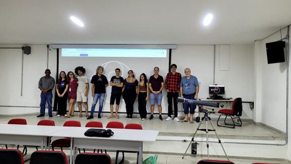 Imagem 1 – Alunos que ajudaram a organizar este cinedebate junto com o professor Ricardo Plaza