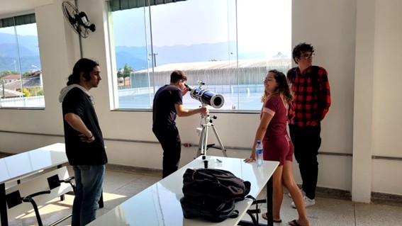 Imagem 9 – Alunos tentam enxergar pontos da Serra do Mar com o telescópio