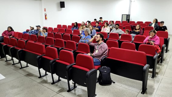 Imagem 1 – Público presente no auditório que acompanhou o eclipse lunar parcial