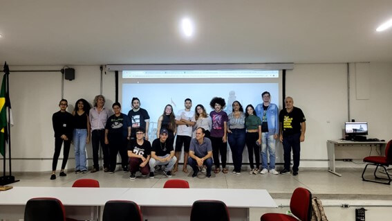 Imagem 1 – Estudantes que ajudaram a organizar o cinedebate junto com o professor Ricardo Plaza