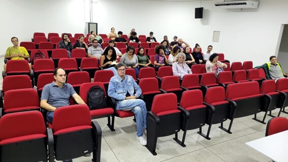 Imagem 2 – Público presente no cinedebate sobre o episódio 5 de O Problema dos 3 Corpos