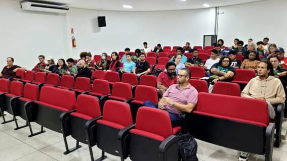 Imagem 1 – Público presente no auditório na Primeira Virada Astronômica