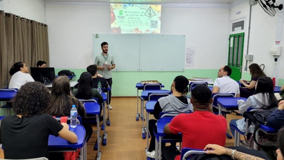 Imagem 4 – Professor Alex fornece as informações iniciais acerca do minicurso