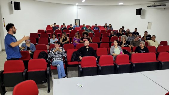 Imagem 4 – Professor Alex informa aos presentes sobre a SNCT