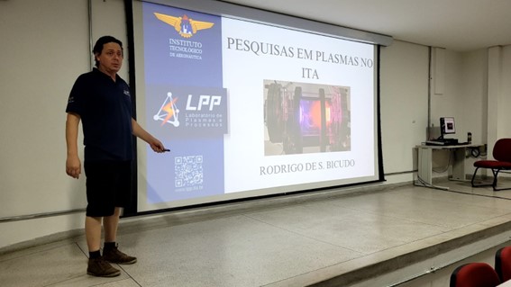 Imagem 1 – Professor Rodrigo Bicudo no início de sua palestra