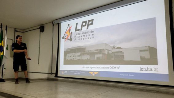  Imagem 4 – Slide sobre o Laboratório de Plasmas e Processos