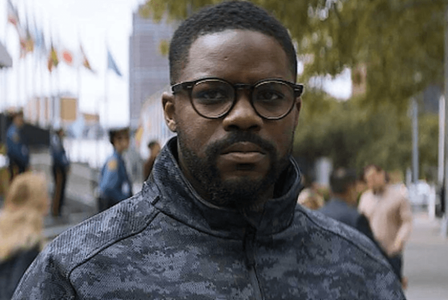 Imagem 10 – Cena do episódio 8 em frente ao prédio da ONU