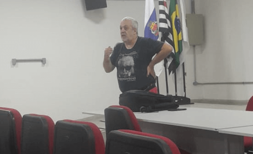 Imagem 11 – Professor Ricardo Plaza na apresentação do professor André Amarante